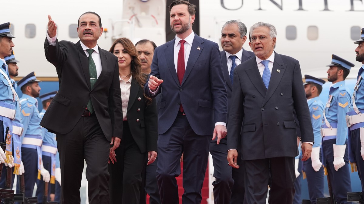 KEYPIX - U.S. Vice President JD Vance, center, walks with Pakistan's Chief of Defence Forces and Chief of Army Staff Field Marshall Asim Munir, left, and Pakistani Deputy Prime Minister and Forei ...