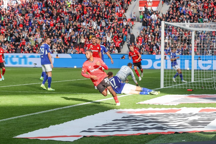 08.10.2022, Fussball, Saison 2022/2023, 1. Bundesliga, 9. Spieltag, Bayer Leverkusen - FC Schalke 04, Jeremia Frimpong Bayer Leverkusen jubelt Foto: Tim Rehbein/RHR-FOTO Leverkusen BayArena NRW Deutsc ...