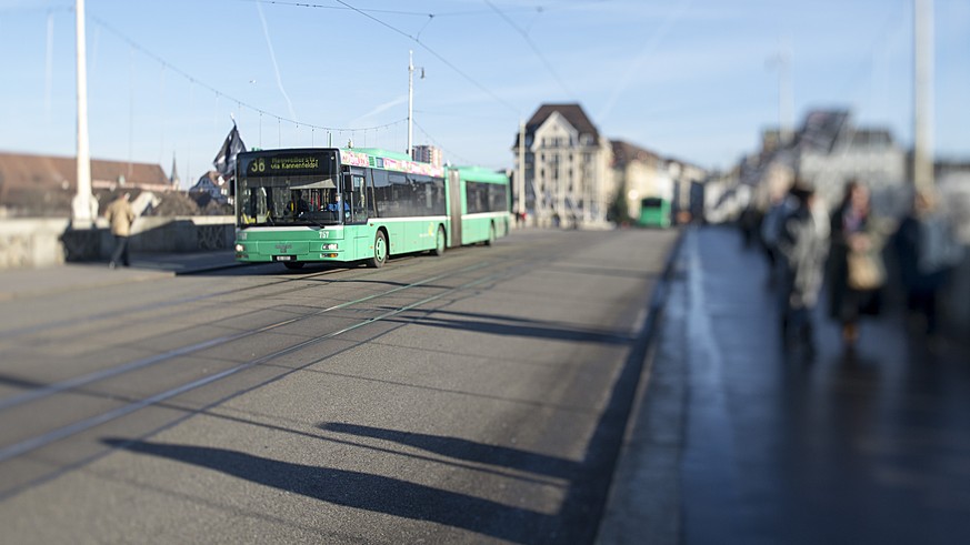 Ein Bus faehrt ueber die verkehrsfreie Mittlere Bruecke in Basel am Dienstag, 6. Januar 2015. Seit dem 5. Januar gilt in der Basler Innenstadt ein neues Verkehrskonzept, mit dem Fussgaenger mehr Platz ...