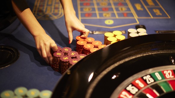 ZUR SOMMERSESSION UND DEM GELDSPIELGESETZ, STELLEN WIR IHNEN AM MONTAG, 29. MAI 2017, FOLGENDES BILDMATERIAL ZUR VERFUEGUNG - A person prepares a roulette table at the Swiss Casino Zuerich in Zurich,  ...