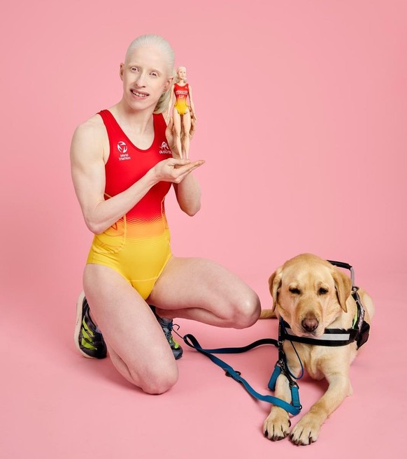 Susana Rodríguez mit ihrer Barbie-Puppe zum 65. Jubiläum von Barbie.