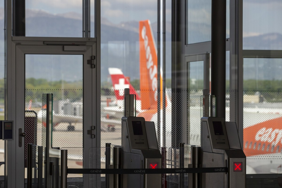 A view of the Gate A2 closed of the terminal 1 at the Geneve Aeroport, during the Swiss state of emergency due to the coronavirus COVID-19, in Geneva, Switzerland, Wednesday, April 22, 2020. Due to th ...