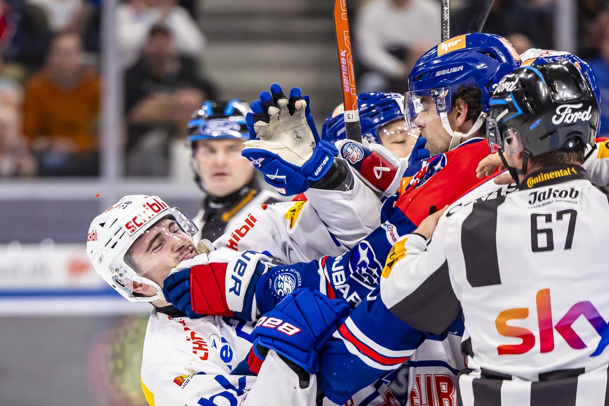 KEYPIX - Derek Grant (ZSC), rechts, rangelt mit Axel Simic (EHCK), links, im dritten Playoff Viertelfinalspiel der National League zwischen den ZSC Lions und dem EHC Kloten, am Montag, 17. Maerz 2025  ...