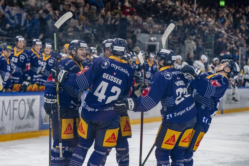 Die Zuger feiern das Tor zum 3:0 beim Eishockey Meisterschaftsspiel der National League zwischen dem EV Zug und dem Fribourg Gotteron am Dienstag, 28. Februar 2023 in Zug. (KEYSTONE/Urs Flueeler).