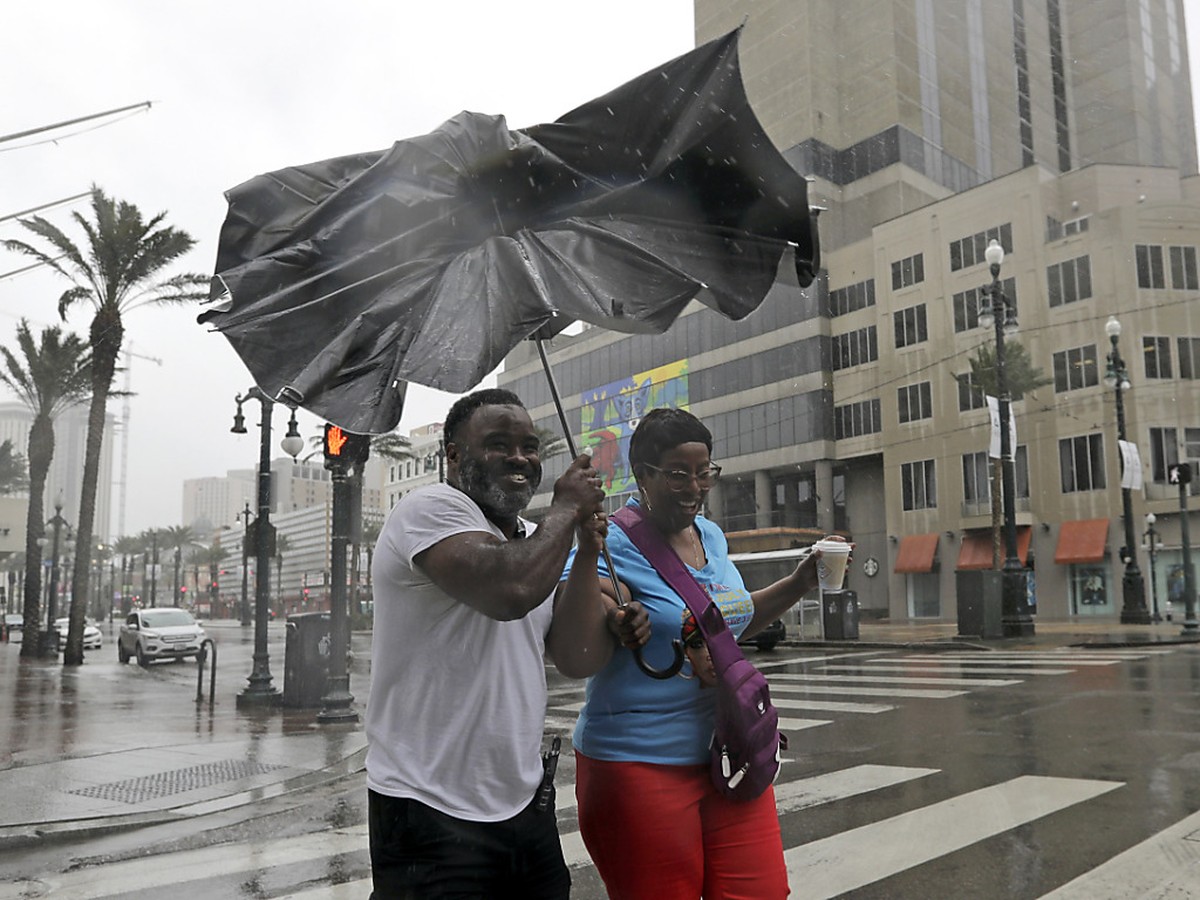 Kampf gegen Wind und Regen von "Barry" in New Orleans.