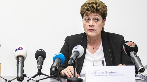 Regierungspraesidentin Carmen Walker Spaeh, Volkswirtschaftsdirektorin, und Regierungsraetin Silvia Steiner, Bildungsdirektorin, von links, waehrend der Medienkonferenz des Kantons Zuerich zur aktuell ...