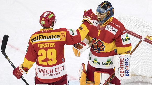 Biels Beat Forster, links, und Goalie Jonas Hiller freuen sich ueber ihren Sieg im Eishockey Meisterschaftsspiel der National League zwischen dem EHC Biel und den SCL Tigers, am Freitag, 3. November 2 ...
