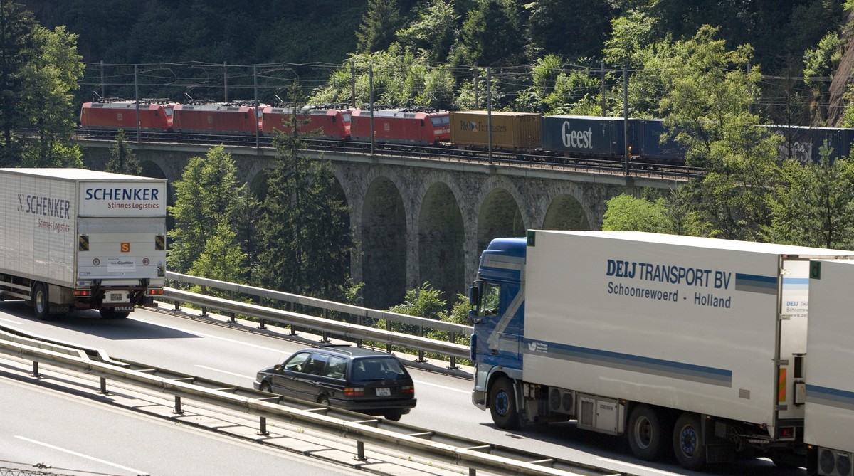ARCHIV --- ZUR INFRAGESTELLUNG DER VERLAGERUNGSPOLITIK DURCH DEN BUNDESRAT STELLEN WIR IHNEN FOLGENDES BILD ZUR VERFUEGUNG --- Vier Lokomotiven ziehen auf der Gotthardstrecke bei Gurtnellen, Schweiz,  ...