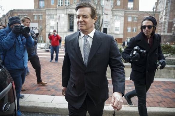 epa06590328 Former Trump Campaign Manager Paul Manafort walks to his car after being arraigned at the Federal Courthouse in Alexandria, Virginia, USA, 08 March 2018. Manafort plead not guilty on charg ...