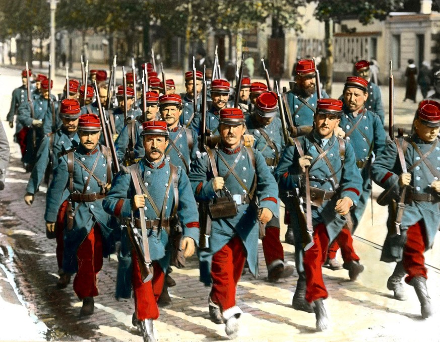 Französische Soldaten im August 1914. Die französische Uniform von 1914 nahm noch keinerlei Rücksicht auf die moderne Kriegführung.
https://www.pinterest.ch/pin/454863631105264429/