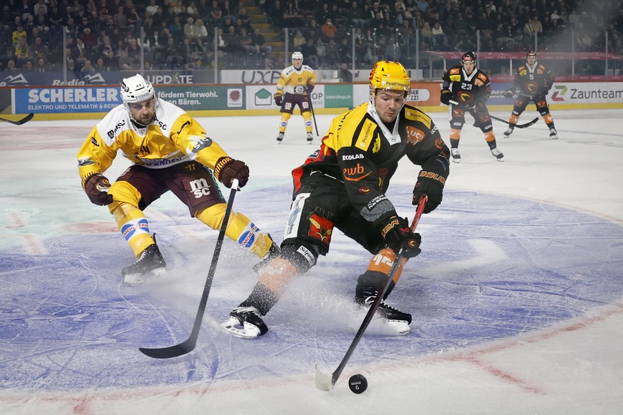PostFinance Top Scorer Dario Rohrbach (SCB), rechts, und Jan Rutta (GSHC) in Aktion im Eishockey Meisterschaftsspiel der National League zwischen dem SC Bern und dem Geneve-Servette HC, am Freitag, 2. ...