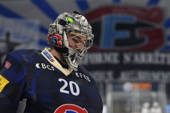 Gotterons Torhueter Reto Berra reagiert waehrend dem fuenften Eishockey Playoff Viertelfinalspiel der National League zwischen de HC Fribourg Gotteron und Geneve Servette HC, am Mittwoch, 21. April 20 ...