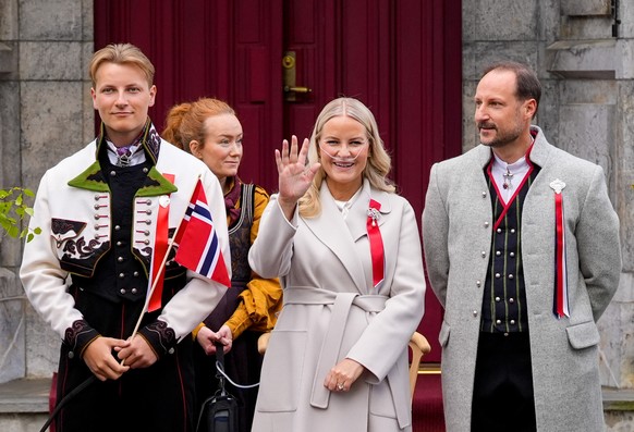 epa12966457 Norwegian Crown Princess Mette-Marit, Crown Prince Haakon and Prince Sverre Magnus greet the children's procession during the Norwegian Constitution Day celebrations at Skaugum in Ask ...