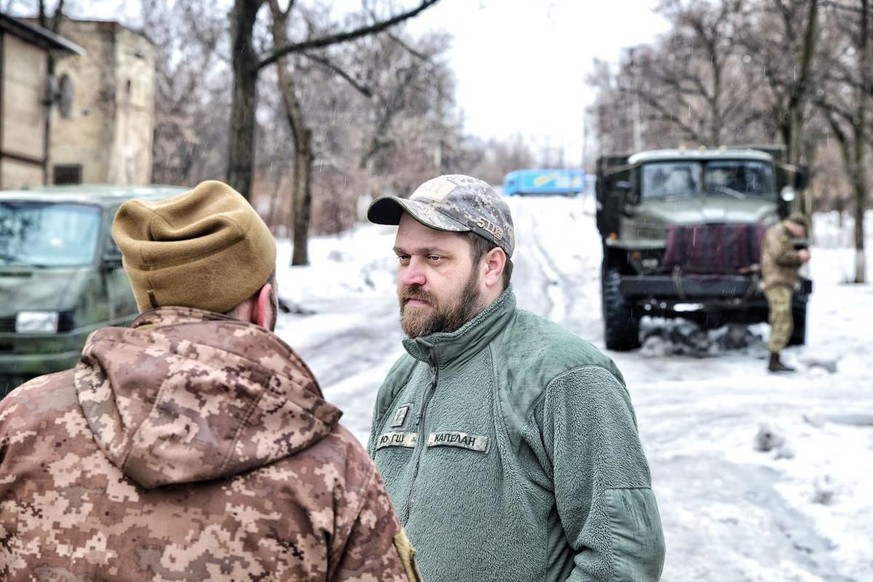 Mit 41 wurde Sascha Grossvater, zu Gott gefunden hat er schon sehr viel früher. Dessen Wort bringt er oft hierhin zu den Soldaten nach Solote an die ukrainische Front.