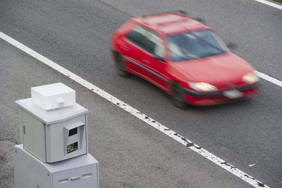 Une voiture passe devant la nouvelle installation de controle de vitesse par troncon (CVT) sur l&#039;autoroute A9 ce vendredi 27 mai 2011 entre Aigle et Bex. Contrairement aux radars habituels, les i ...