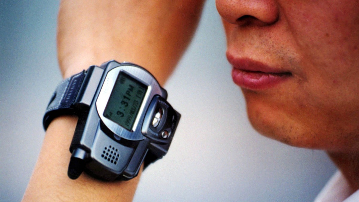 This is a watch phone, SPHWP10, producted by South Korea's Samsung Electronic Co., Friday, Mar. 26, 1998. The watch phone weight is 39g and size is 67*58*20mm., will be sale on April. (AP Photo/  ...