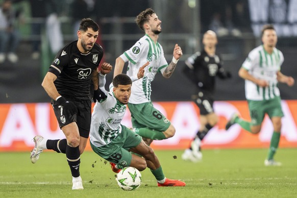 Nelson Oliveira (VSC), right, is fighting for the ball against Chima Okoroji (SG), center, behind Mihailo Stevanovic (SG) during the UEFA Conference League soccer match between Switzerland's FC S ...