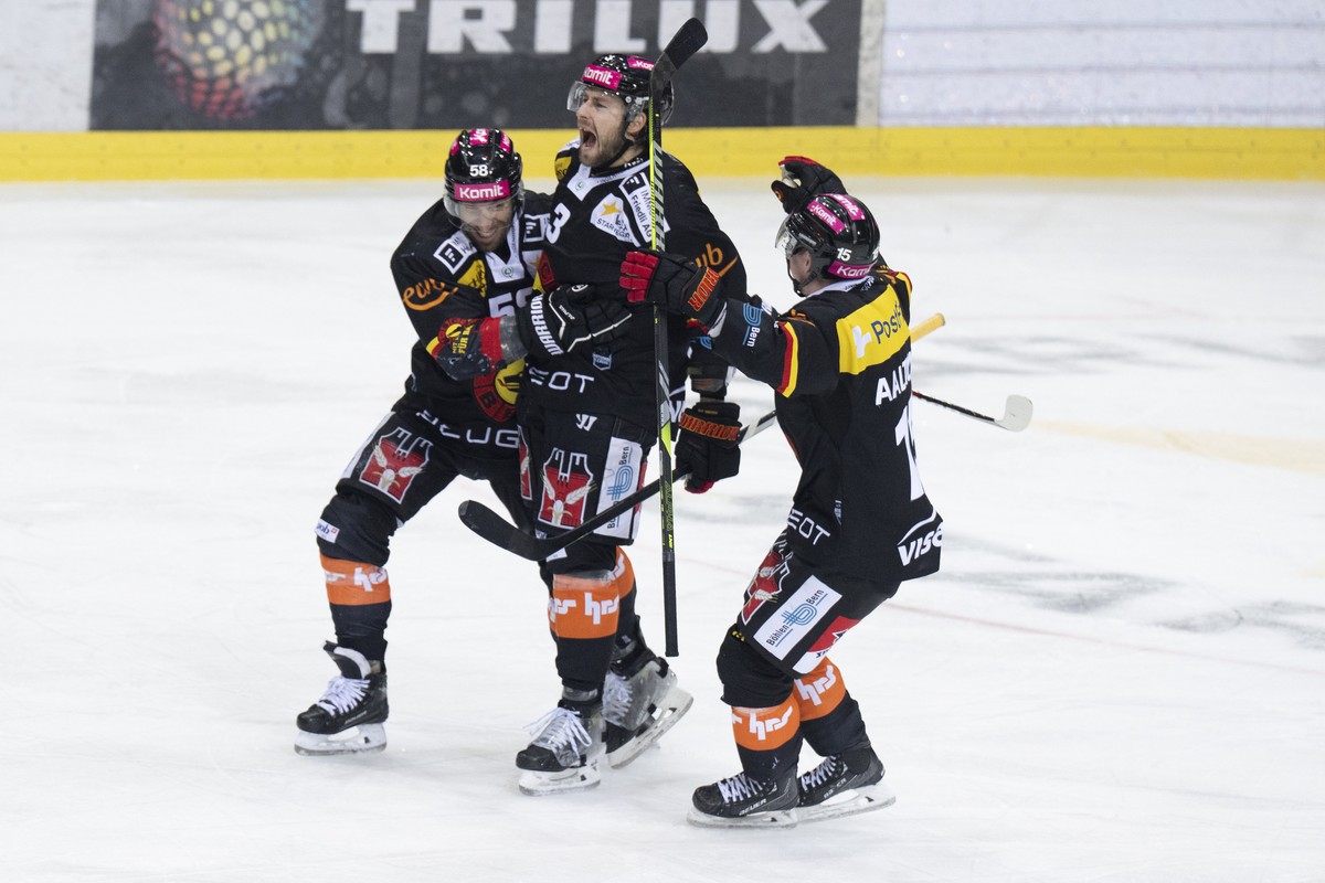 Romain Loeffel (SCB), Lukas Klok (SCB) und Miro Aaltonen (SCB), von links, feiern den Treffer zum 3-2 im dritten Playoff Viertefinal Spiel der Eishockey National League zwischen SC Bern, SCB, und Frib ...