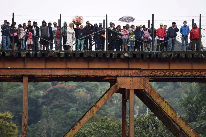 Entsetzte Mexikaner schauen auf den Unglücksort.