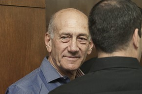 Ehud Olmert im Gericht.