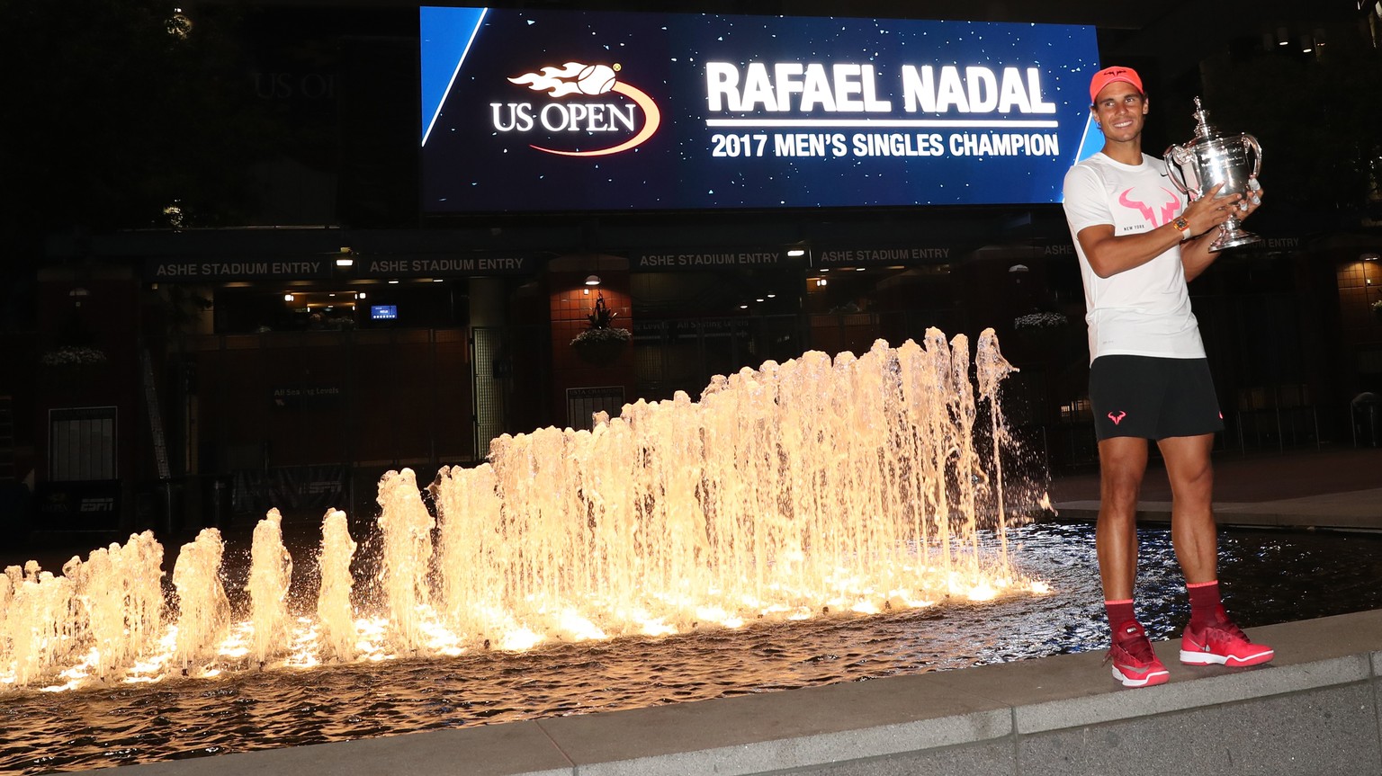 epa06197485 Rafael Nadal of Spain poses with his championship trophy during a photo opportunity after defeating Kevin Anderson of South Africa to win the US Open Tennis Championships men&#039;s final  ...