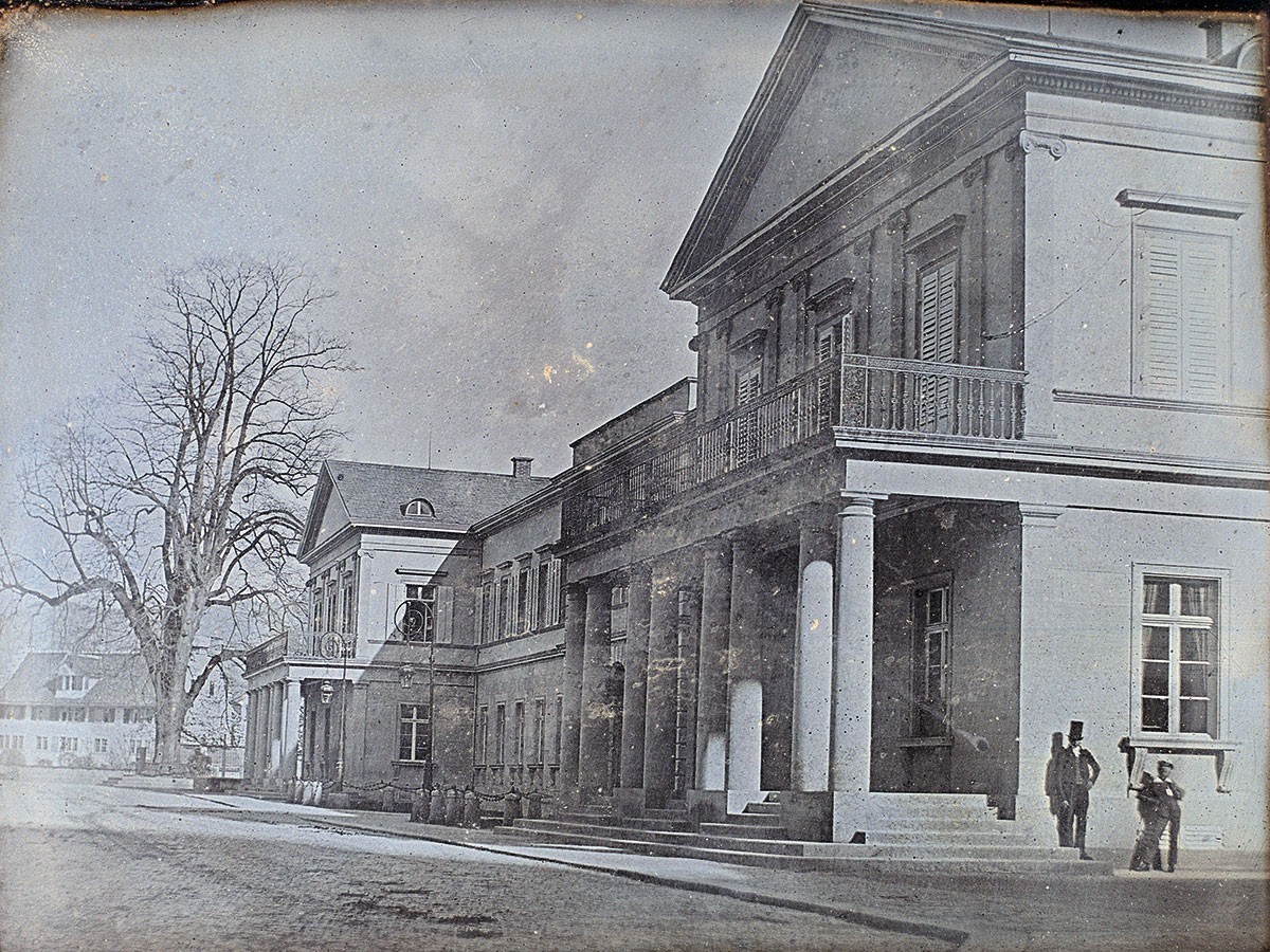 Johann Baptist Isenring est l’auteur de la plus ancienne photographie de Zurich parvenue jusqu’à nous. Cette image inversée montre l’ancienne poste, avec la Paradeplatz à l’arrière-plan.