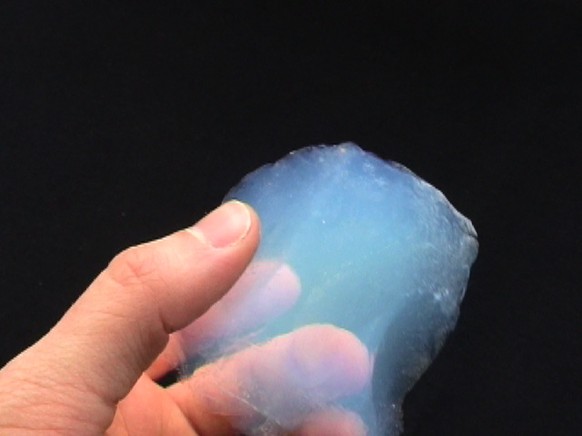 Das Material Aerogel besteht aus 99,8% Luft. Der Rest aus Silikat. Das Material ist sehr belastbar, hält hohe Temperaturen aus und ist dennoch leichter als eine Feder. Es wird dementsprechend in der W ...