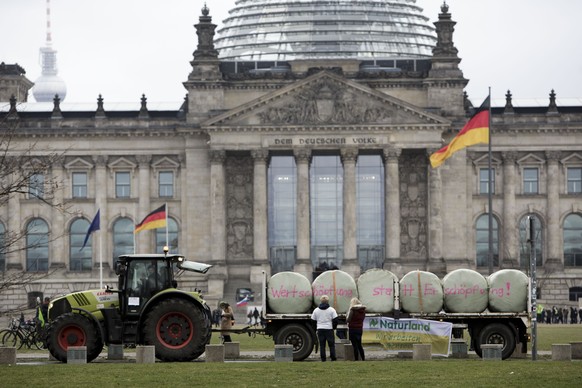 Traktor vor dem Bundestag: Nicht nur in der Schweiz, auch in Deutschland machen die Bauern Widerstand gegen das Freihandelsabkommen.