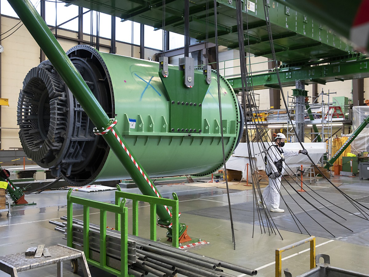 Ein Mitarbeiter �berwacht die Aushebung eines Generators aus dem Maschinenraum des AKW M�hleberg (Archivbild)