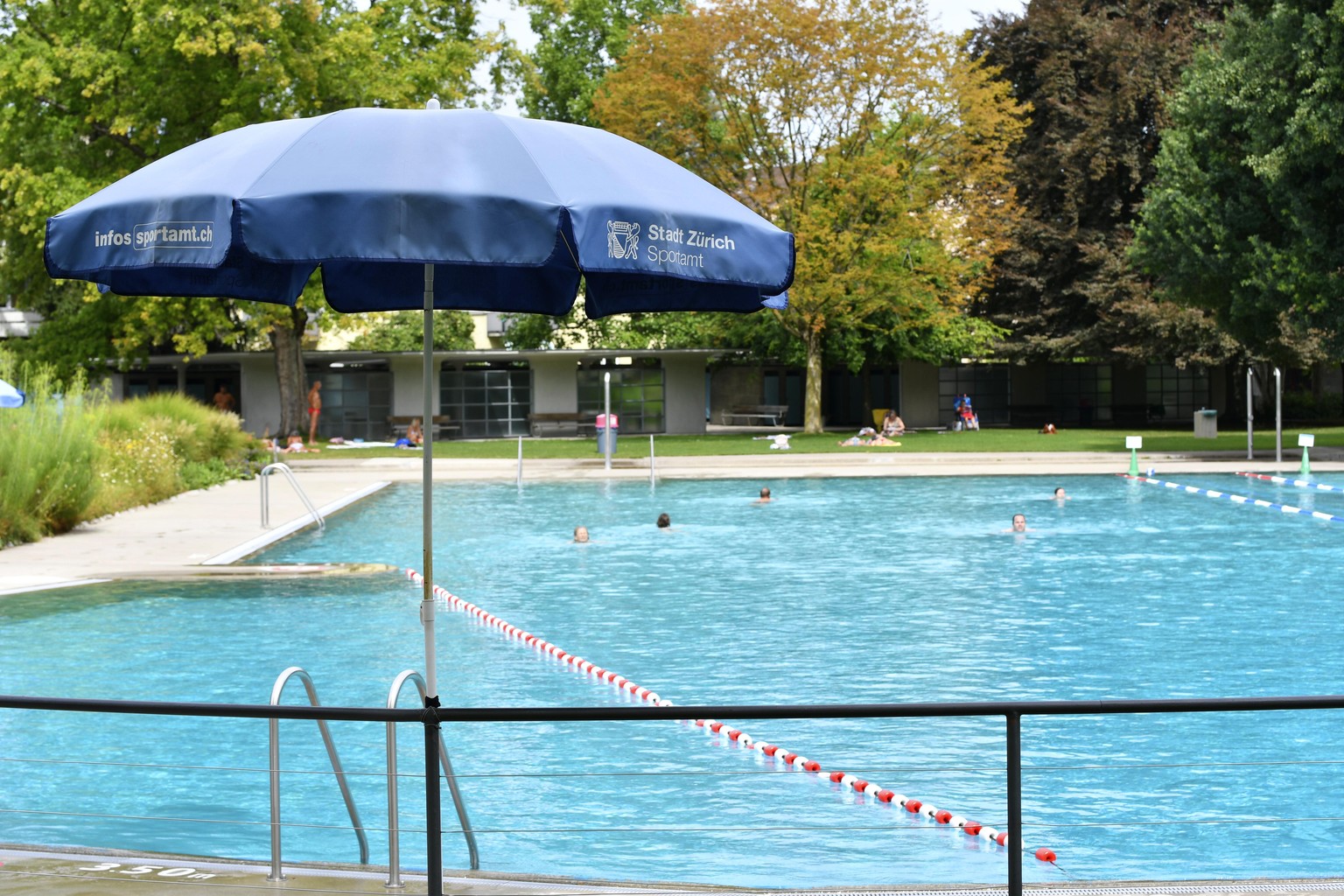 Schwimmbad Allenmoos, Saison 2020, Badesaison, Badi, Freibad, Sommerbad, Stadt, Zürich, Corona, Schutzkonzept, beschränke Personenzahl