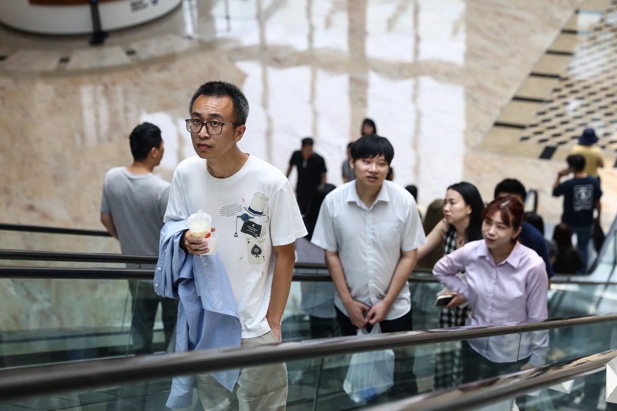 epa12230905 People take an escalator at a mall in Beijing, China, 11 July 2025. According to the United Nations Population Fund (UNFPA), China's population decreased to 1,416.1 millions in 2025,  ...