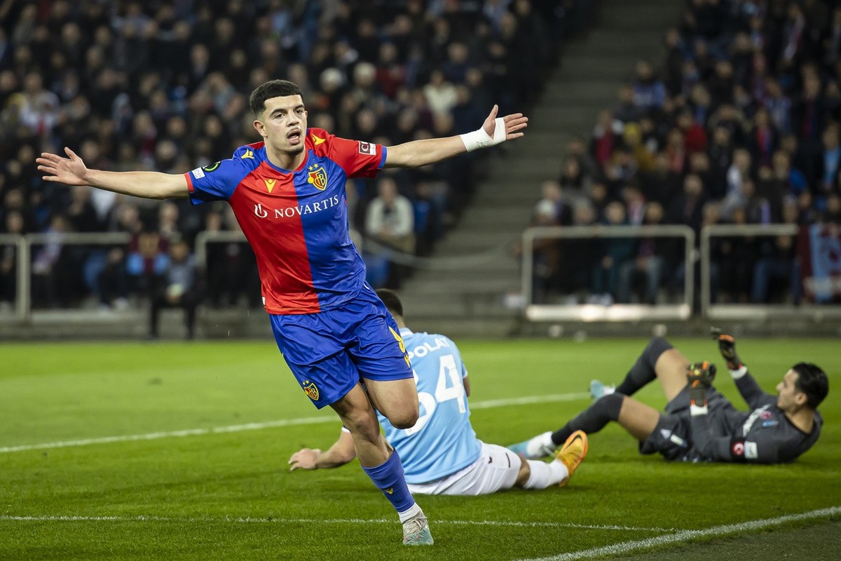 Zeki Amdouni, attaquant du FC Bâle et de la Nati, va s'engager avec Burnley, club de première division anglaise. Un transfert qui va rapporter une jolie somme au FCB.