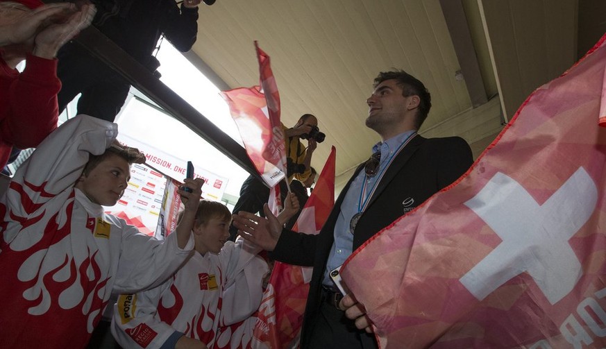 Spieler Philippe Furrer anlaesslich der Ankunft der Schweizer Eishockey Nationalmannschaft am Montag, 20. Mai 2013 auf dem Flughafen in Zuerich Kloten. (KEYSTONE/Patrick B. Kraemer)