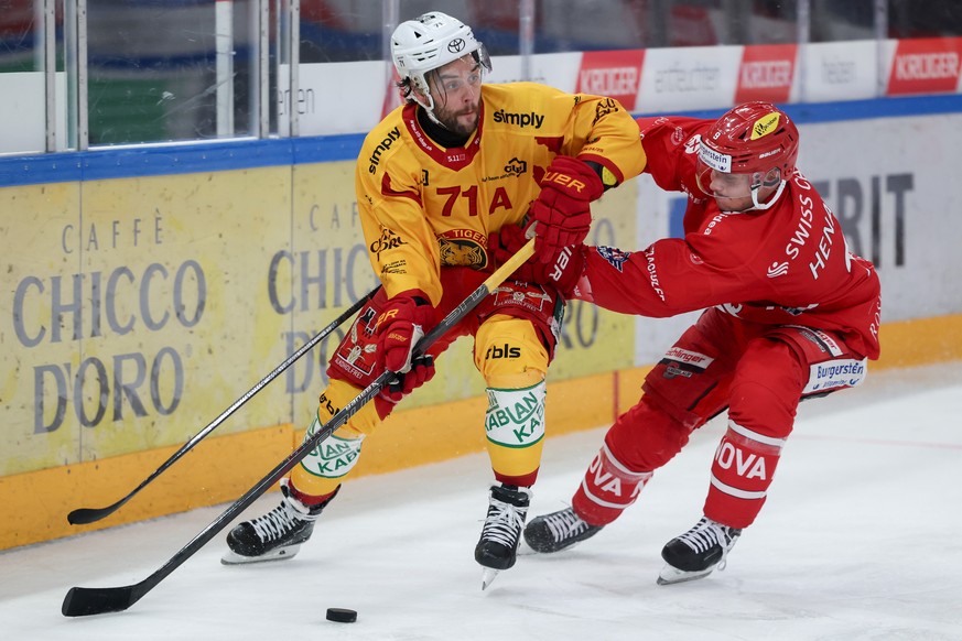 Julian Schmutz (SCL), links, gegen Mika Henauer (SCRJ) waehrend der Meisterschaftspartie der National League zwischen den SC Rapperswil Jona Lakers und den SCL Tigers, am Freitag, den 6. Dezember 2024 ...
