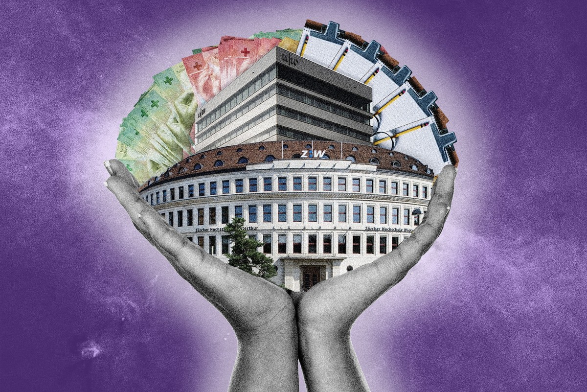 Womit Life-Coaches wirklich ihr Geld verdienen – und warum Fachhochschulen mitmischen. Bild von zwei Händen, welche die ZHAW/FHNW emporheben. Geld und Notizblöcke bilden eine Sonne im Hintergrund.