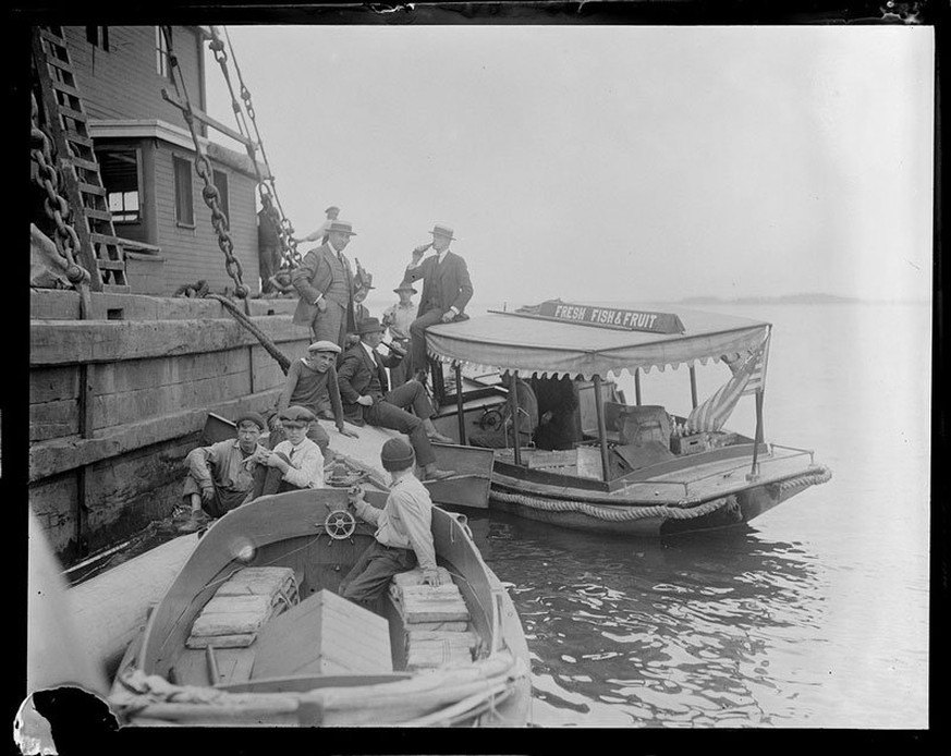 bootleggers schmuggel schiff detroit great lakes usa kanada alkohol http://www.vintag.es/2015/11/20-vintage-photos-provide-glimpse-into.html