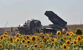 Ein ukrainischer Rackentewerfer bringt sich am Samstag im Osten der Ukraine nahe der Stadt Seversk&nbsp;in Stellung.&nbsp;