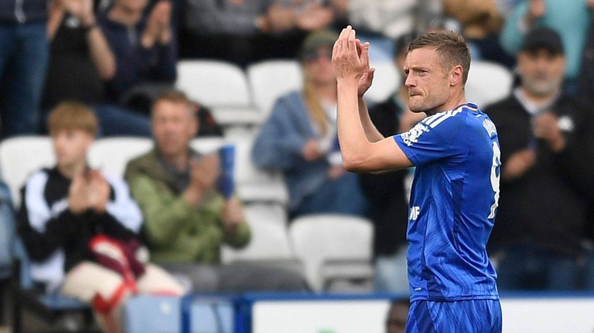 Jamie Vardy of Leicester City applauds the fans as he is substituted late in the match Leicester City v Southampton, Premier League, Football, King Power Stadium, Leicester, UK - 03 May 2025 EDITORIAL ...