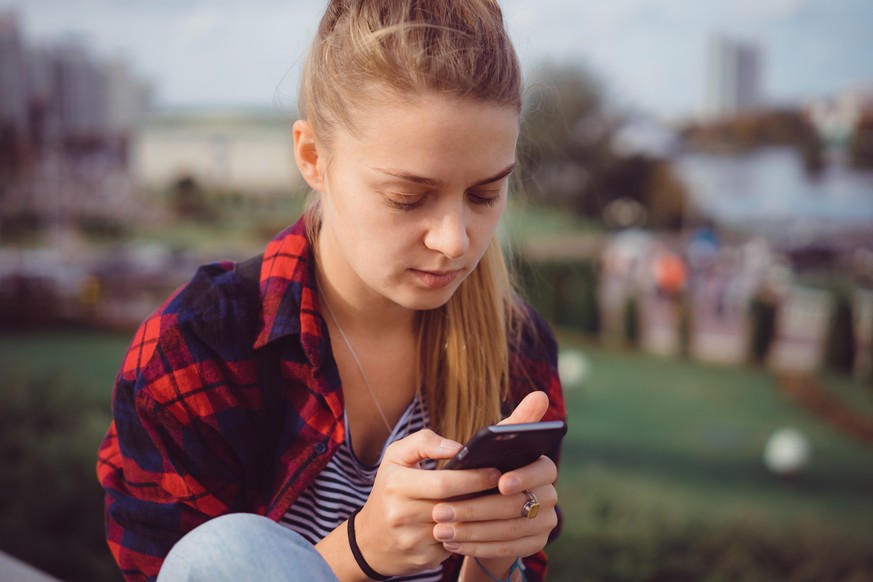 Sexting bei Minderjährigen kann juristischen Ärger und grosses Leid verursachen.