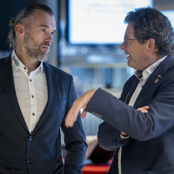 Christian Dube, Sportdirektor und Trainer, links im Gespraech mit Hubert Waeber, Praesident, rechts, vor der Medienkonferenz zur Saison 2023/24, am Montag, 4. September 2023 in der BCF Arena in Fribou ...