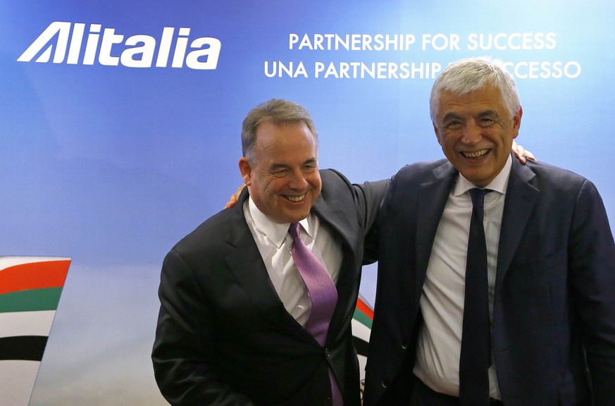 Etihads CEO James Hogan (links) und Alitalia-Chef Gabriele Del Torchio an der Medienkonferenz in Rom.