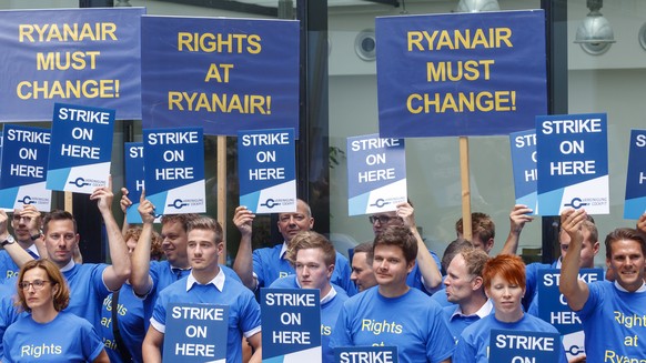 epa06940681 Pilots of Irish low-cost airline Ryanair hold banners at Frankfurt International airport during a pilots strike of Ryanair in Frankfurt, Germany, 10 August 2018. Hundreds of Ryanair flight ...