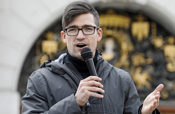 epa07503808 Martin Sellner, leader of the far right Identitarian Movement Austria (Identitaere Bewegung Oesterreich), speaks to supporters during a demonstration in front of the Justice Ministry of Au ...