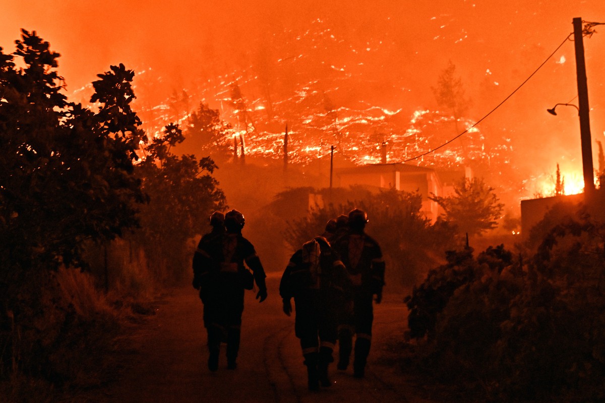 epaselect epa11633497 ? team of firefighters head to the front during the wildfire in Ano Loutro, near Xylokastro in Corinthia, Greece, 29 September 2024 (Issued 30 September 2024). Two men were kille ...