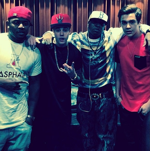 Mack Maine, Justin Bieber, Birdman und Austin Mahone im Studio.