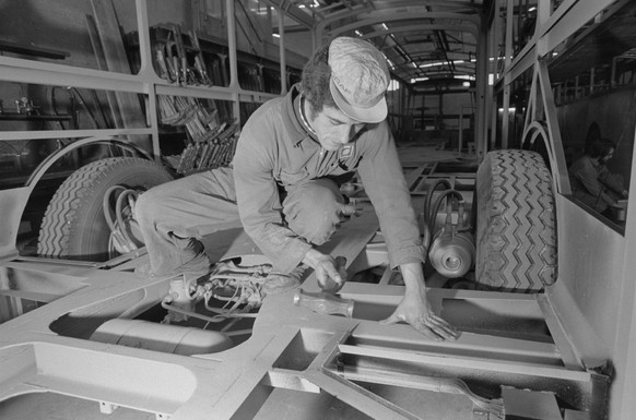 Witschi, Hans 
Titel:
Biel, Spenglerlehrlinge der Firma Ramseier montieren den Gelenktrolleybus 
Beschreibung:

Datierung:
20.12.1973 
Enthalten in:
Spengler, Lehrlinge bei Firma Ramseier, Biel, Gelen ...