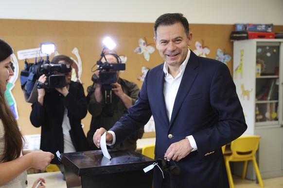 Incumbent Prime Minister and leader of the center-right Social Democratic Party Luis Montenegro casts his ballot in Portugal&#039;s general election at polling station in Espinho, Portugal, Sunday, Ma ...