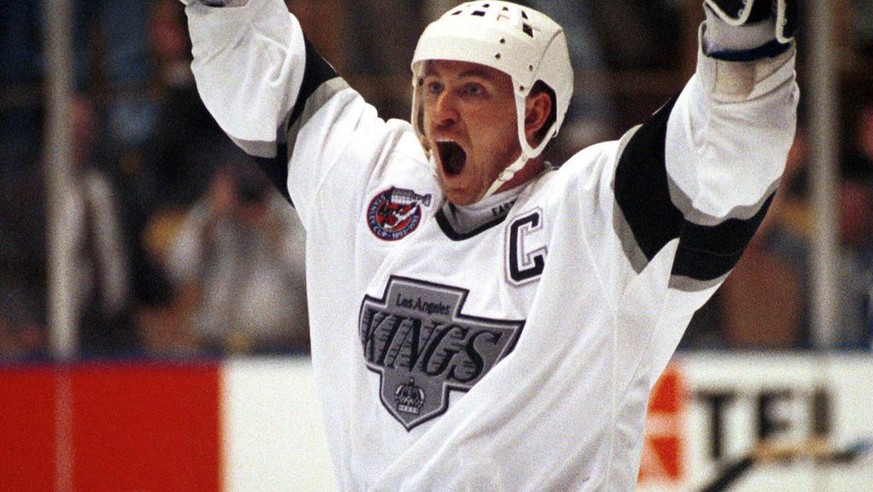 Bildnummer: 03383278 Datum: 15.06.1999 Copyright: imago/UPI Photo
Wayne Gretzky (New York Rangers) jubelt noch einmal im Trikot der Los Angeles Kings - PUBLICATIONxINxGERxSUIxAUTxHUNxONLY (LAP9906150 ...