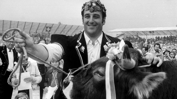 Der dreifache Schwingerkoenig Ruedi Hunsperger am Eidgenoessischen Schwinger- und Aelplerfest in Schwyz am 25. August 1974. Mit dem Sieg ueber den Berner Fritz Uhlmann wurde Hunsperger zum dritten Mal ...