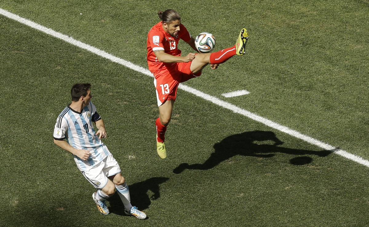 Ricardo Rodriguez (r.) schafft es in der Transferwert-Rangliste auf Rang 89, Lionel Messi (l.) führt das Ranking an.&nbsp;